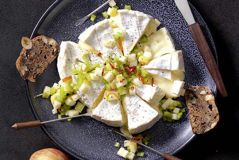 Foto von Apfel-Chili-Salsa auf Camembert-Torte