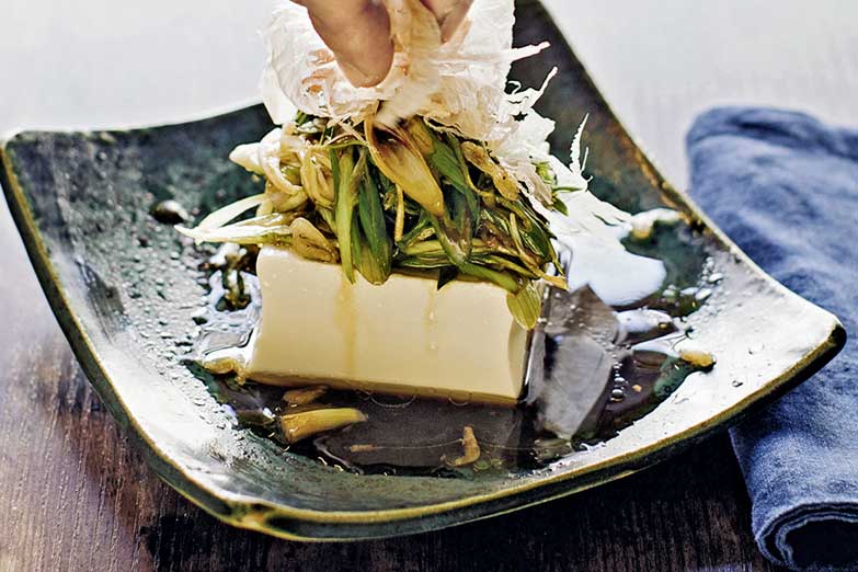 Foto von Seidentofu mit Frühlingszwiebel und Bonitoflocken