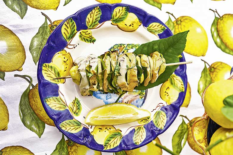 Foto von Käsespieße mit in Zitronenblätter gewickeltem Scamorza