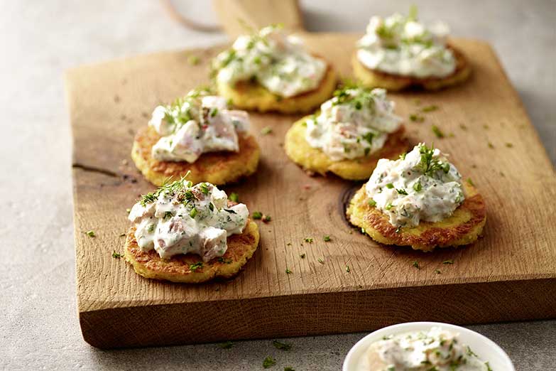 Foto von Kleine Reibekuchen mit Räucherforellenmousse