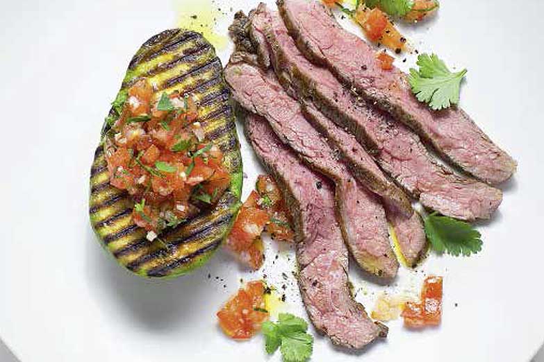 Foto von Flanksteak mit Tomatensalsa und Avocado