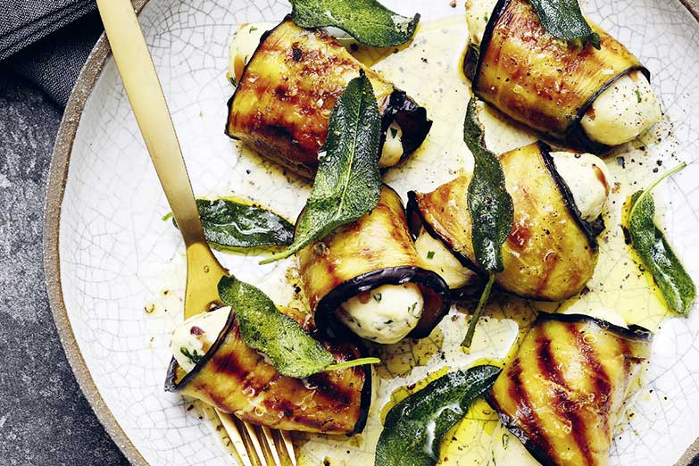 Foto von Ricottagnocchi im Auberginenmantel mit Salbeinussbutter