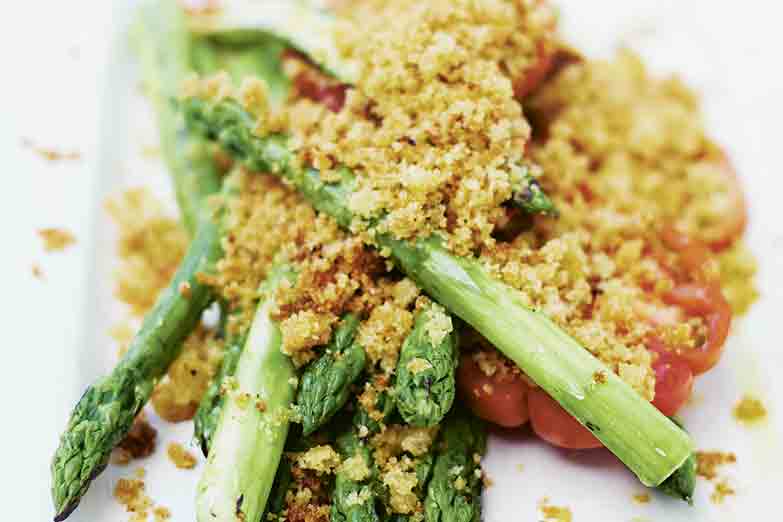 Foto von Gegrillter grüner Spargel mit Parmesanbröseln