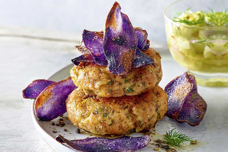 Foto von Lachsfrikadelle mit Gurken-Relish und pfeffrigen blauen Kartoffelchips-Topping