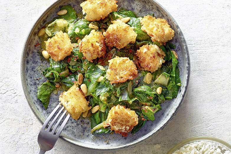 Foto von Fetawürfel mit Panko-Panade auf Mangoldgemüse