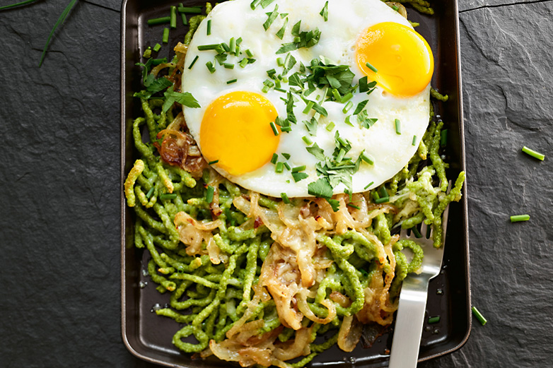 Foto von Kräuterspätzle mit Zwiebeln, Käse und Spiegelei