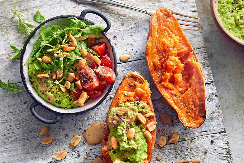 Foto von Gebackene Süßkartoffel mit Erbsen-Hummus